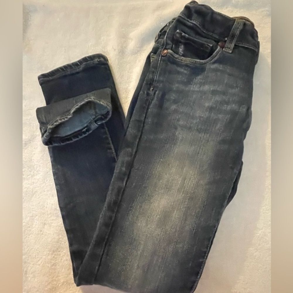 Boy’s 10 regular Old Navy dark wash 5-pocket belted zip skinny jeans